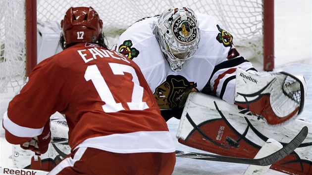 Branká Chicaga Corey Crawford likviduje anci Patricka Eavese z Detroitu.