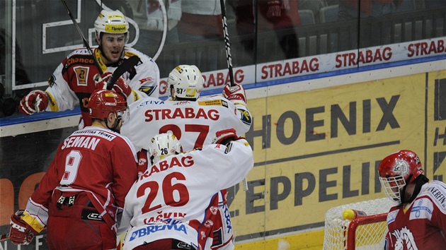 SLÁVISTICKÁ RADOST. Hrái Slavie se radují ze vstelené branky. U mantinelu autor gólu Michal Poletín.