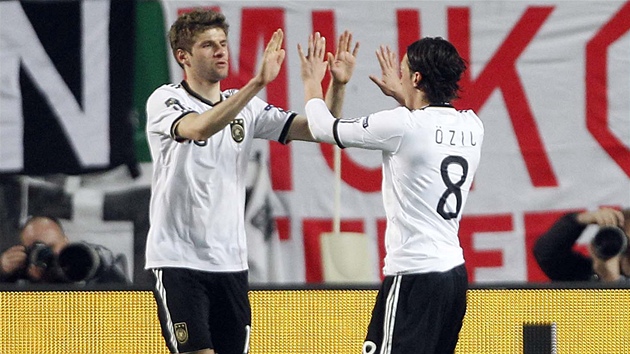 POJĎ SI PLÁCNOUCT. Thomas Müller a Mesut Özil z Německa si plácají po vstřeleném gólu.