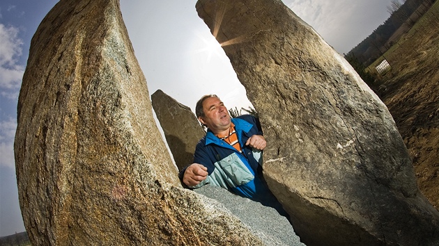 Václav Jílek staví u Holaovic na eskobudjovicku tymetrovou keltskou kamennou stavbu zvanou dolmen. Skládá se ze ty osmitunových kamen. Otevena bude o letním slunovratu.