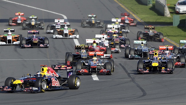 Pole úastník Velké ceny Austrálie formule 1 krátce po startu.