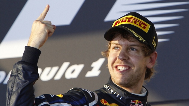 Sebastian Vettel se raduje z triumfu ve Velké cen Austrálie.