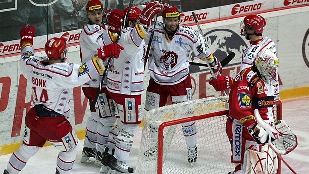 Třinečtí hokejisté se radují z gólu v duelu se Slavií.