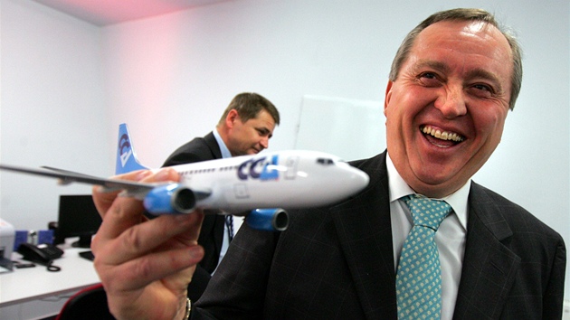 Hubert Pikl ze spolenosti Czech Connect Airlines s modelem letadla Boeing 737-300.