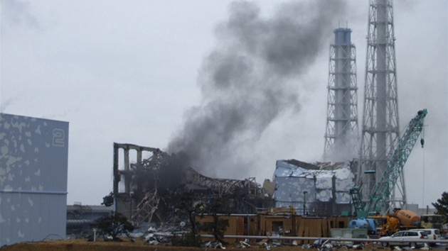 Z reaktoru íslo ti jaderné elektrárny Fukuima se valil zlovstný edivý kou (21. bezna 2011)