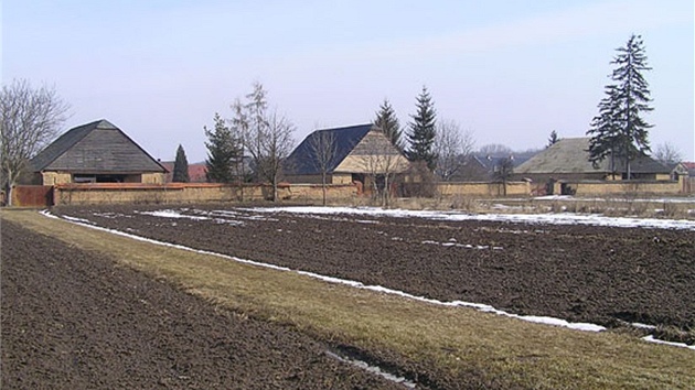 Špaletové stodoly patřící do Hanáckého skanzenu v Příkazích na Olomoucku.