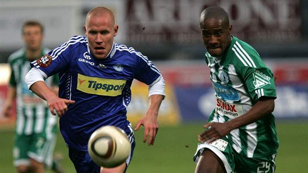 Jan Schulmeister (vlevo) z Olomouce a Jimmy Modeste ze st�í�kovských Bohemians
