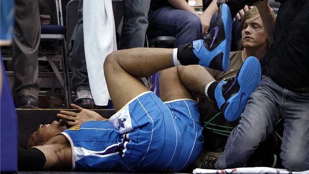 David West z New Orleans se zranil p�i sme�i do ko�e Utahu.