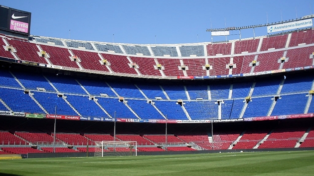 Nou Camp, pohled na tribuny od hrací plochy