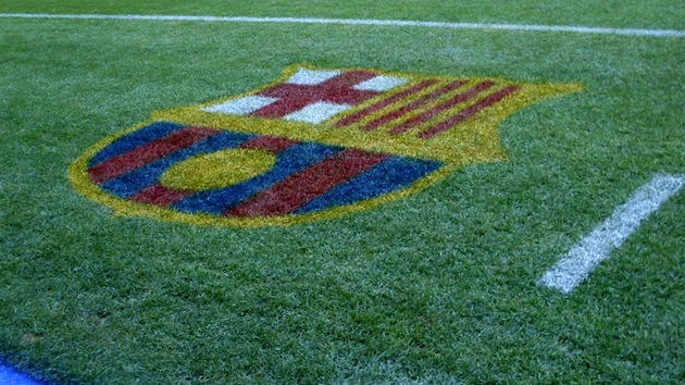 Nou Camp, logo FCB na hrací ploe