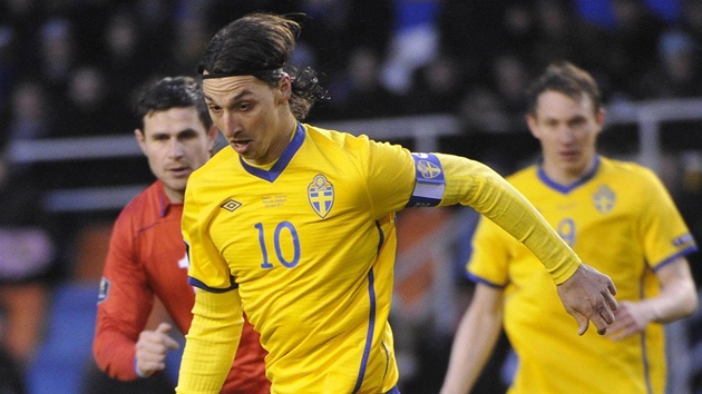 VÉDSKÝ KANONÝR. Zlatan Ibrahimovi vymýlí jednu ze svých útoných akcí v utkání s Moldávií. 