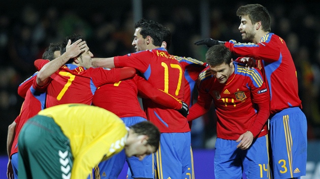 PANLSKÉ OSLAVY. Fotbalisté panlska si pipsali po duelu v Litv dalí ti body.