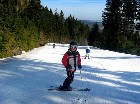 Skiareál Lipno - sjezdovka padající k jezeru