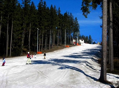 Ve Skiareálu Lipno bylo o svátcích málo lya a sníh byl jen na sjezdovkách. Píchozí si vak zalyovali pkn. (Ilustraní snímek)