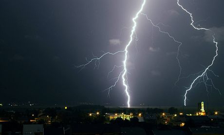 Zaátkem týdne budou blesky bným výjevem, pedpokládají meteorologové. (ilustraní snímek)