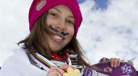 Eva Samková se zlatou medailí Mezinárodní lyaské federace FIS z MS 2011.