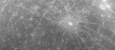 První snímek Merkuru z paluby sondy Messenger. Je na nm výrazný kráter Debussy. Snímek zachycuje ale i neznámé oblasti okolo jiního pólu. 