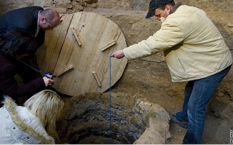 Starosta Klatov Rudolf Salvetr a stavbyvedouc Ivan Hol m hloubku nalezen stedovk studny. 