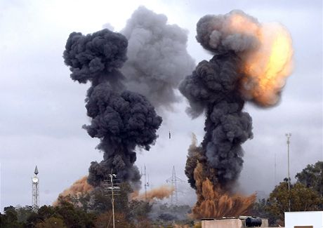 Exploze po spojeneckém náletu poblí libyjského msta Taúrá.