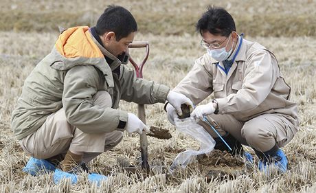 Japontí odborníci zkoumají kontaminaci pdy v okolí elektrárny.