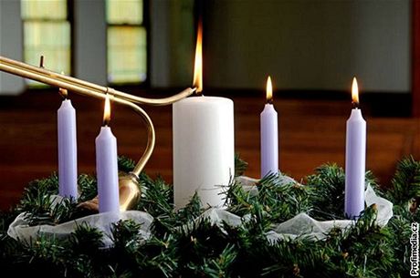 Dívka se popálila o svíku na vánoní besídce. Ilustraní snímek