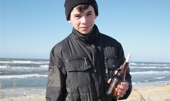 Danjil Korotki s lahví a 24 let starým vzkazem, které nael u Baltu. (11. bezna 2011)
