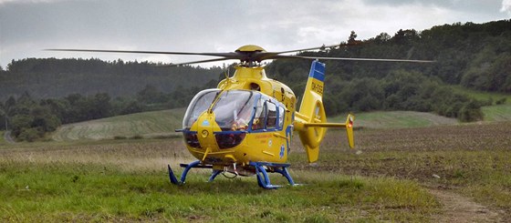 Vrtulník odvezl ženu na traumacentrum královéhradecké nemocnice.