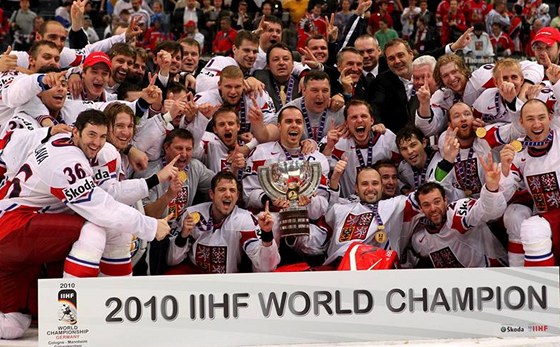 ŠAMPIONI. Čeští hokejisté pózují s nablýskaným pohárem pro mistry světa.