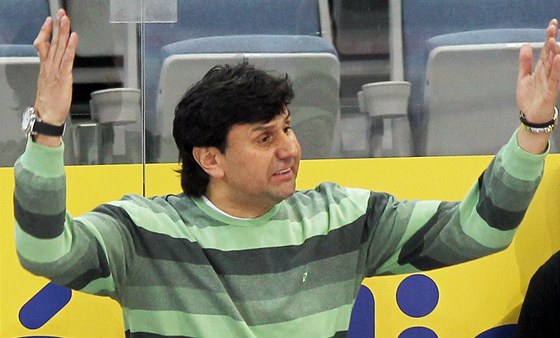CO TO HRAJETE? Slávistický kou Vladimír Rika není vbec spokojený s hokejem, který jeho svenci pedvádjí. Slavia prohrála potvrté za sebou a v tabulce je a dvanáctá.