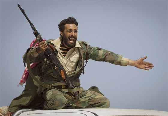 Libyjtí rebelové jsou velmi patn vyzbrojení a mají jen bídný výcvik