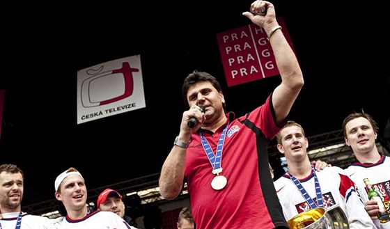 Kouč českého týmu Vladimír Růžička a jeho svěřenci slaví s fanoušky na pražském Staroměstském náměstí.