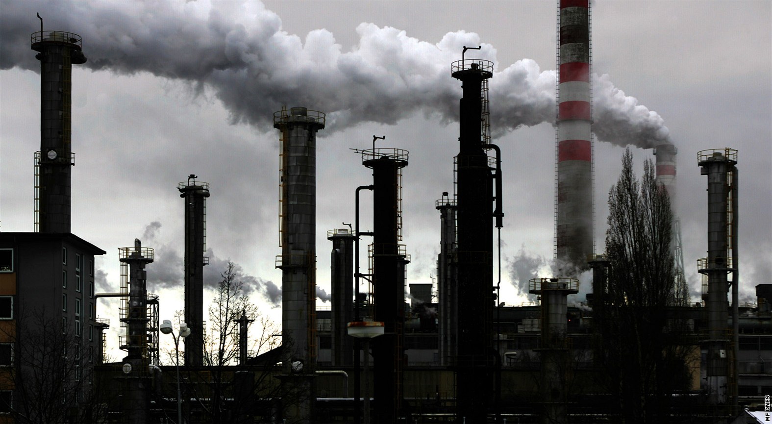 Komíny paroplynové elektrárny spole�nosti Sokolovská uhelná ve V�esové u Chodova. (ilustra�ní snímek)