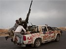 Libyjtí povstalci prchají z Rás Lanúfu (30. bezna 2011)