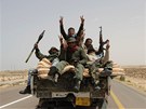 Libyjský povstalec obhlíí kanón na korb svého pick-upu (31. bezna 2011)