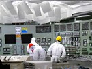 Pracovníci v ponieném velín 2. bloku reaktoru jaderné elektrárny v japonské Fukuim. (26. bezna 2011)