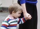 Princezna Diana vede svého syna Williama poprvé do kolky. (24. záí 1985)