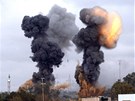 Exploze po spojeneckém náletu poblí libyjského msta Taúrá.