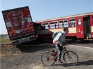 Sráka vlaku s kamionem na pejezdu ve Velkých Hoticích na Opavsku, pi které se zranilo 25 lidí.