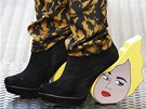Extravagantní boty: zpvaka Marina Diamandis ze skupiny Marina and the Diamonds v botech inrspirovanými pop artem