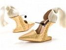 Extravagantní boty: návrhá Kobi Levi proslulý tmi nebláznivjími obuvními kreacemi vytvotil tento model na oslavu Madoniny slávy. Jako atributy zvolil blond vlasy a legendární Gaultierovu piatou podprsenku