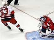 Jeff Skinner z Caroliny promuje njezd proti Washingtonu.