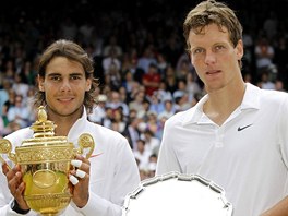Rafael Nadal (vlevo) a Tomá Berdych po finále Wimbledonu 2010