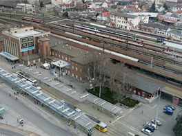 Současný pohled na olomoucké hlavní nádraží a prostor před ním z budovy regionálního centra.