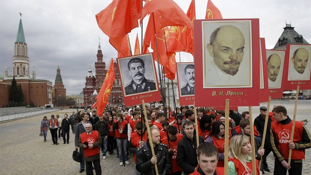 Ruští komunisté slaví 140. narozeniny V.I. Lenina na Rudém náměstí v Moskvě (22. dubna 2010)