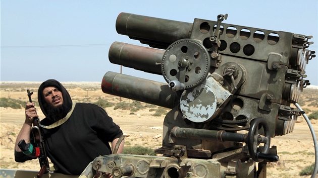 Libyjský povstalec obhlíí kanón na korb svého pick-upu (31. bezna 2011)