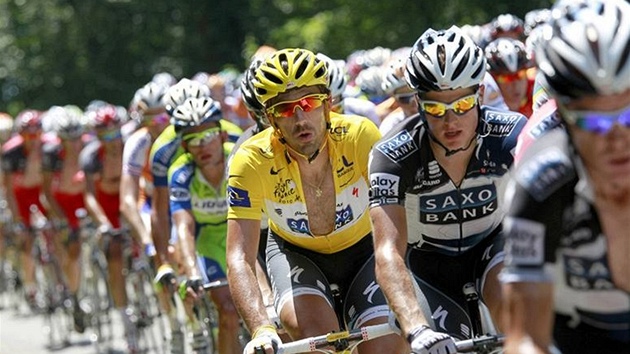 V ZÁKRYTU. Dritel lutého trikotu Fabian Cancellara obklopen týmovými kolegy bhem sedmé etapy Tour de France.