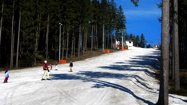 Skiareál Lipno. Sjezdovka padající k jezeru