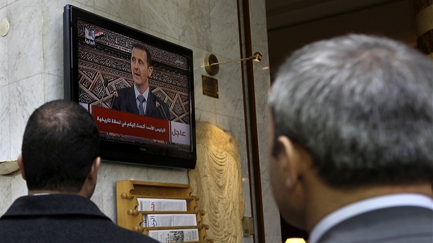 Syani poslouchají projev prezidenta Baára Asada (30. bezna 2011)