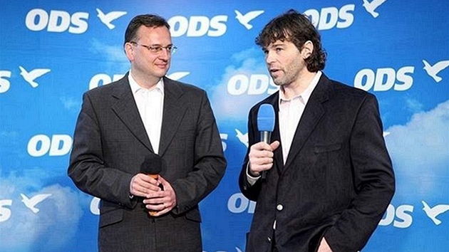 Hokejista Jaromír Jágr (vpravo) podpoil v závru volební kampan stranu ODS a jejího volebního lídra Petra Nease.