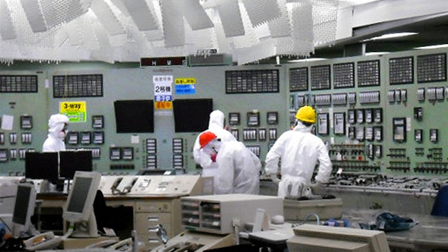 Pracovníci v ponieném velín 2. bloku reaktoru jaderné elektrárny v japonské Fukuim. (26. bezna 2011)
